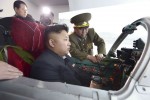 Notfalls werde der heilige Führer auch selbst einen Angriff gegen die Schweiz fliegen, lässt die nordkoreanische Nachrichtenagentur verlauten. In diesen Kampfjet habe man zur Komfortsteigerung für Kim Jong-un schon mal einen Reiskocher eingebaut. bild: x02538