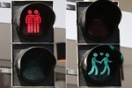 Hielten hunderte Fans über Nacht gefangen: Homo-Ampeln.